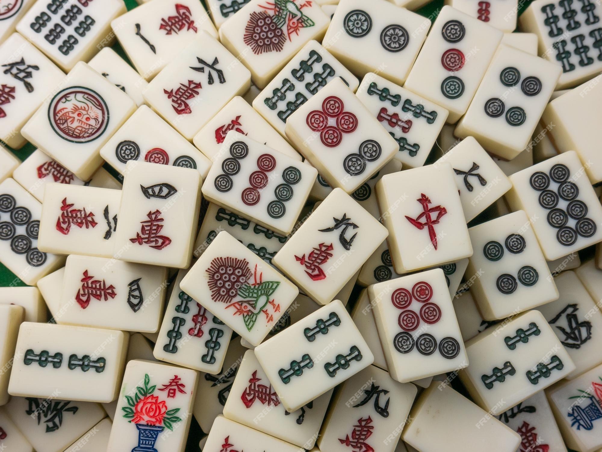 Jogabilidade Do Jogo Mahjong, Jogo De Tabuleiro De Estratégia Chinês  Baseado Em Azulejos Na Mesa De Baize Verde Foto Royalty Free, Gravuras,  Imagens e Banco de fotografias. Image 120881497