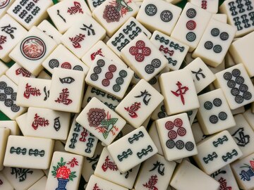 O mahjong na mesa antigo jogo de tabuleiro asiático fecha a imagem