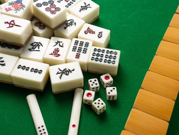 Cheio De Peças De Mahjong O Jogo Japonês Coreano Chinês No Fundo Verde Foto  Royalty Free, Gravuras, Imagens e Banco de fotografias. Image 78132288