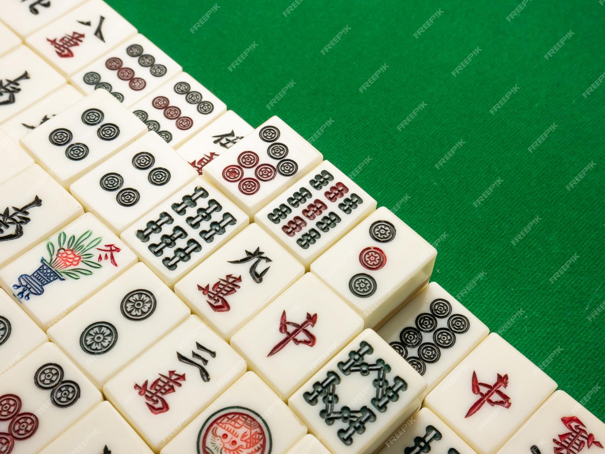 O mahjong na mesa antigo jogo de tabuleiro asiático fecha a imagem