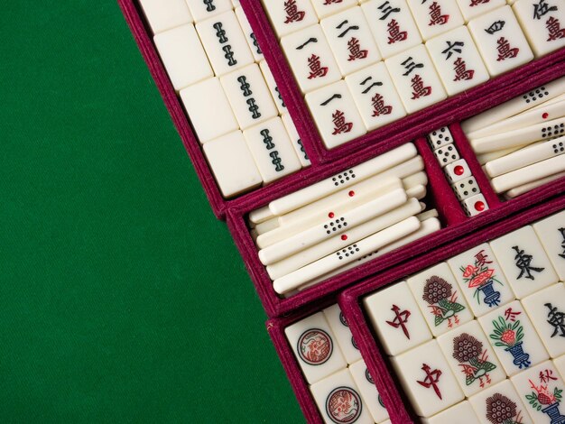 O mahjong na mesa antigo jogo de tabuleiro asiático fecha a