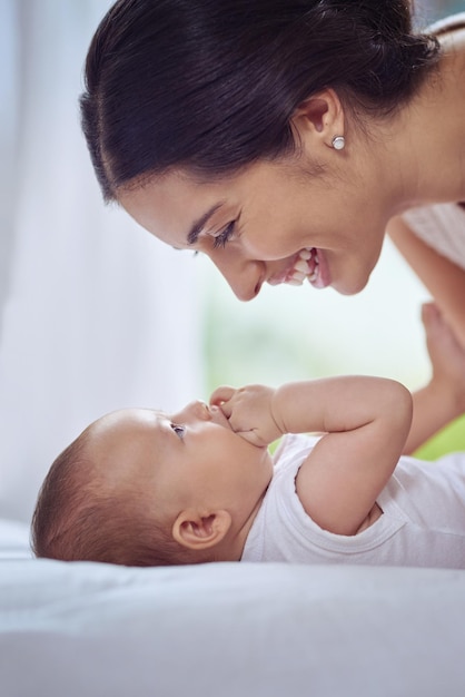 O maior amor que eu já conheci Foto de uma jovem se relacionando com seu filho em casa