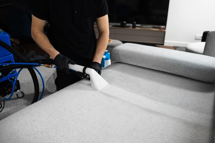 Foto o mais limpo é a limpeza a seco do sofá usando uma máquina de extracção com detergente usando um extractor para refrescar e limpar de poeira e manchas móveis estofados