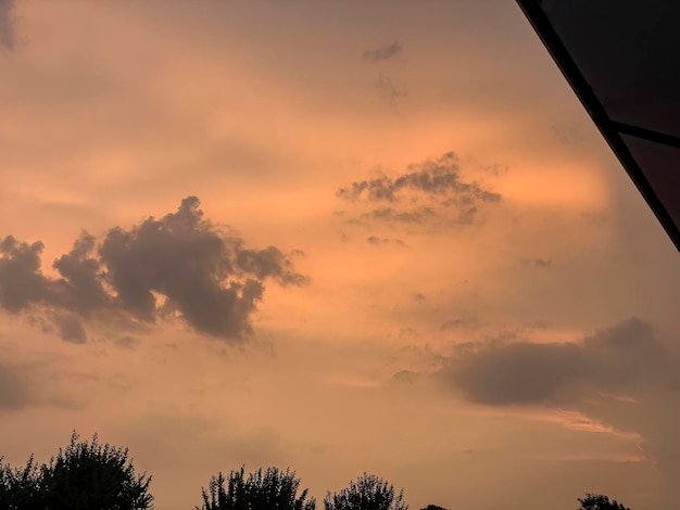 O majestoso céu laranja ao pôr-do-sol