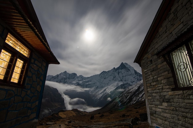 O majestoso pico do monte machhapuchhre do acampamento base de annapurna