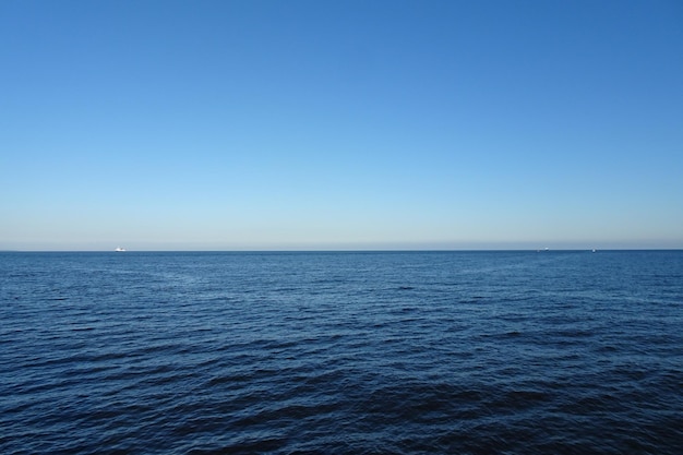 O mar azul, ondas