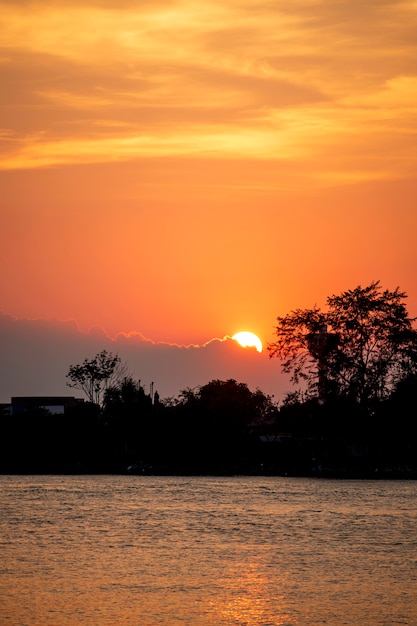 O mar da manhã no meio das nuvens e o céu é lindo ambiente tranquilo sentindo-se sozinho