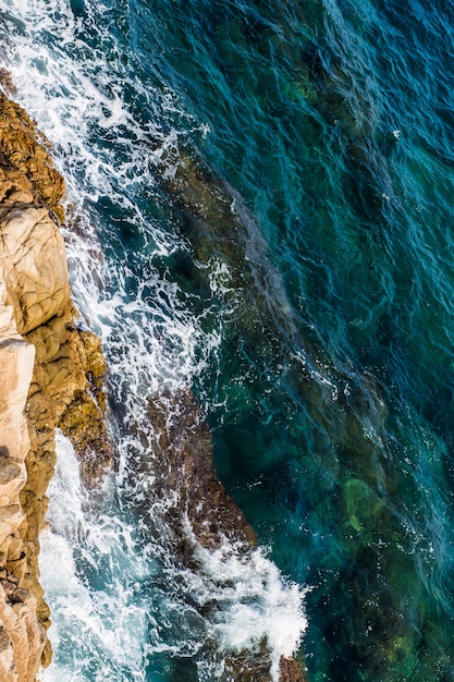 O mar das baleares na espanha. harmonia da natureza ao ar livre do verão. serenidade de férias de verão.