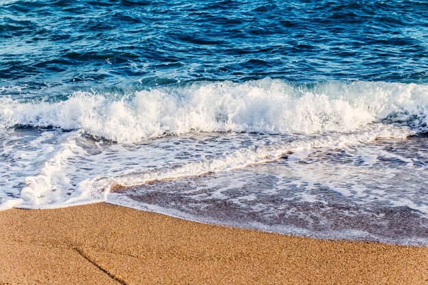 O mar de Baleares na Espanha, com bela praia