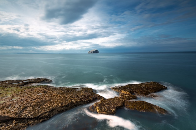 O Mar do Norte ao pôr do sol, Bass Rock, vista de cima. North Berwick. Escócia, East Lothian. Reino Unido