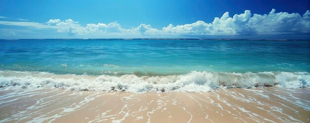 O mar e a areia são ambos azuis