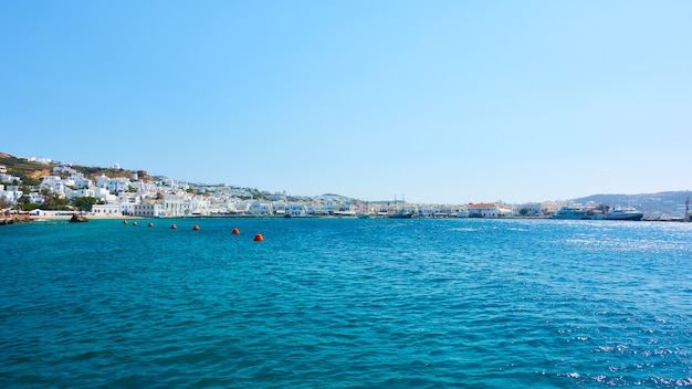 O mar e a costa da ilha de mykonos, na cidade grega de winh chora. panorama