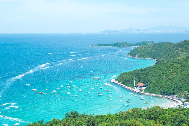 O mar e as montanhas com a passagem do barco