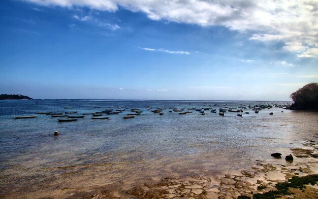 O mar é calmo e o céu azul.