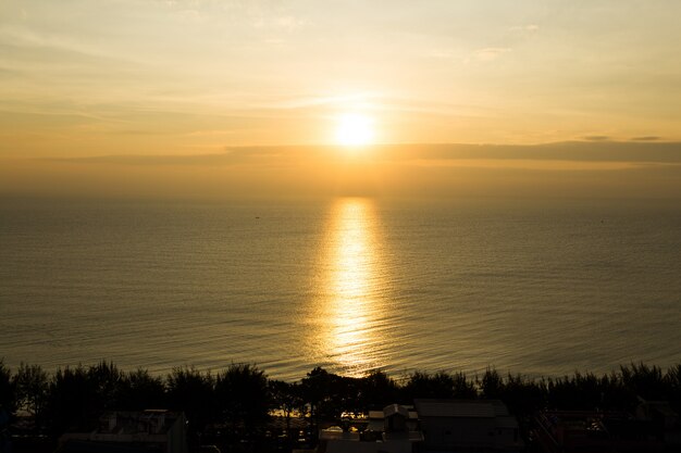 O mar e o céu do nascer do sol