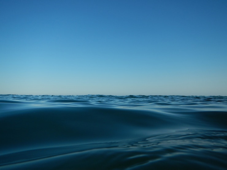Foto o mar e o céu muito azul