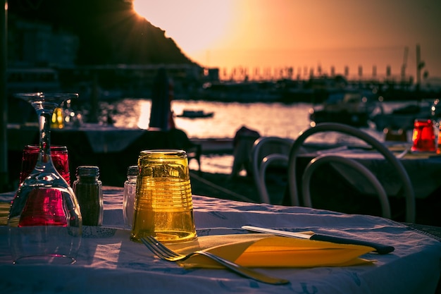 Foto o mar e o sol fizeram-nos companhia o dia todo. um jantar típico italiano aguarda-nos na praia ainda quente.
