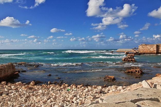 O mar em Byblos, antigas ruínas romanas no Líbano