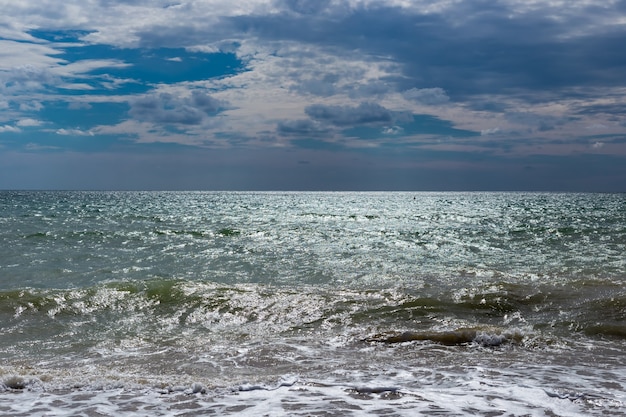 Foto o mar em um dia nublado com céu escuro. paisagem de outono.