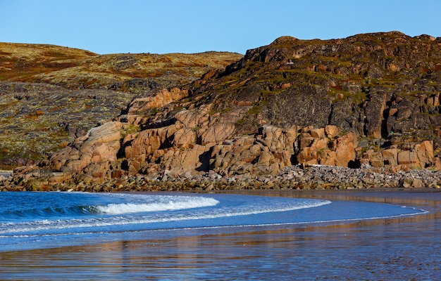 O mar no norte em um dia ensolarado em Teriberka. Península de Kola, Rússia.