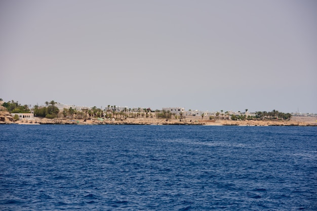 O Mar Vermelho balança a paisagem em Sharm al Shaikh Egito.