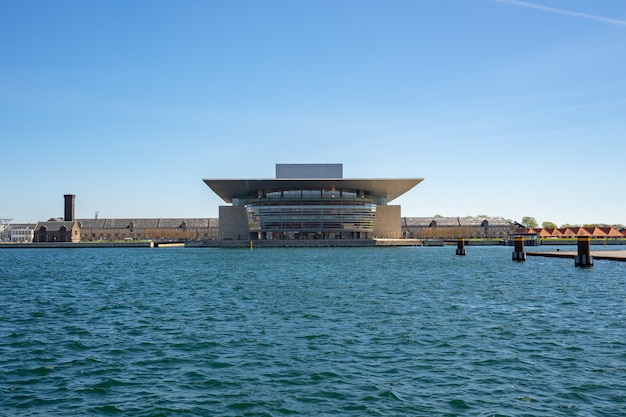 O marco da casa de ópera de Copenhaga na cidade de Copenhaga, Dinamarca