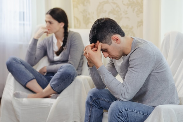 O marido e a mulher não falam depois da luta. casal ofendido