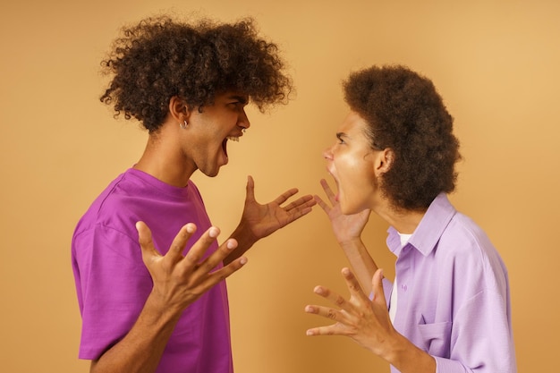 Foto o marido e a mulher têm problemas e uma relação difícil.