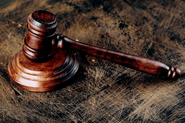 O martelo do juiz O tribunal de justiça O conceito de problemas sociais pobreza da população e falta de trabalho