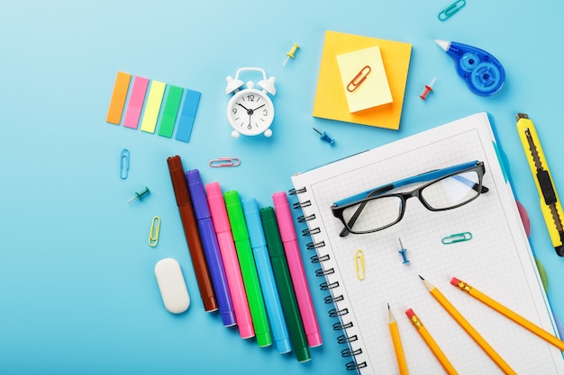 O material de escritório está na mesa azul, para trabalhar com as próprias mãos em casa.