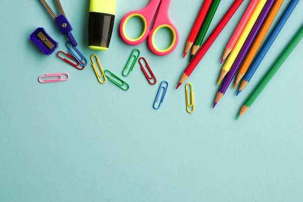 O material escolar ou material de escritório em fundo azul Conceito de apresentação de equipamentos de aprendizagem