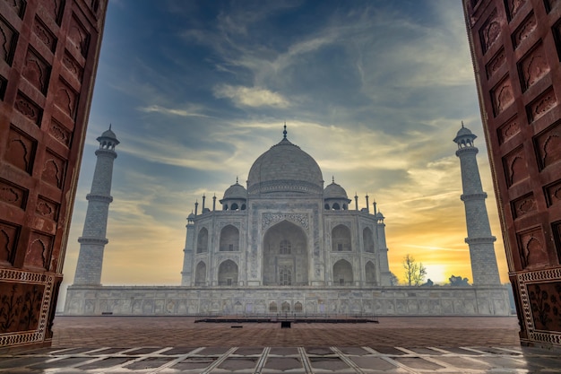 o mausoléu de taj mahal ao pôr do sol