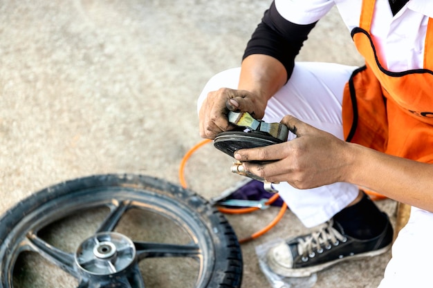 O mecânico substitui e ajusta as pastilhas de freio traseiras da motocicleta