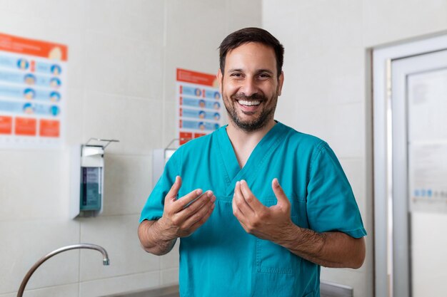 O médico a lavar as mãos com sabão, o cirurgião a preparar-se para a cirurgia, está de uniforme.