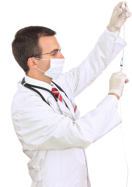 O médico conecta o medicamento com seringa ao conta-gotas (medicamento). Isolado