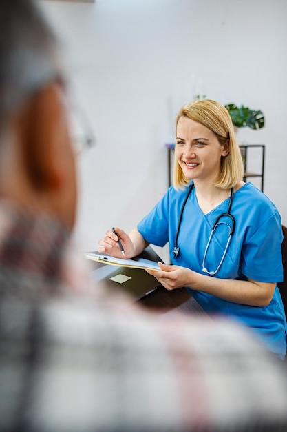 O médico consulta alegremente o paciente