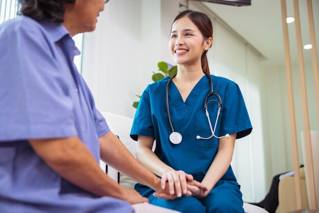 O médico dá esperança e conforto aos idosos, dando-lhes as mãos para cuidar da sua saúde.