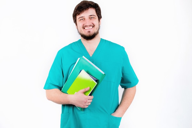 O médico de barba, sorrindo em uma parede branca