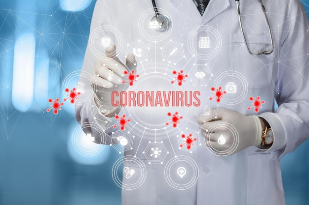 O médico de jaleco e jaleco branco está escrevendo o coronavírus em uma tela.