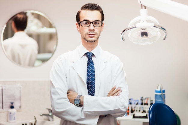 Foto o médico dentista no consultório odontológico