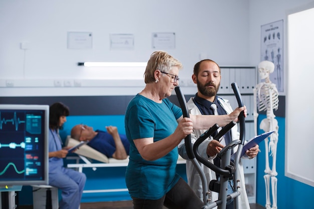 O médico discute o tratamento com o paciente