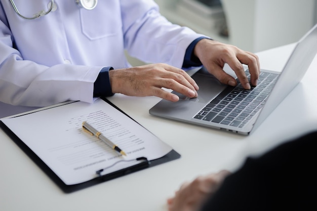 Foto o médico e o paciente estão discutindo os detalhes do tratamento os resultados do exame físico do paciente conceito de exame físico anual