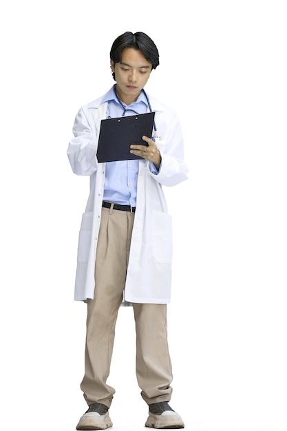O médico em um fundo branco em plena altura escreve