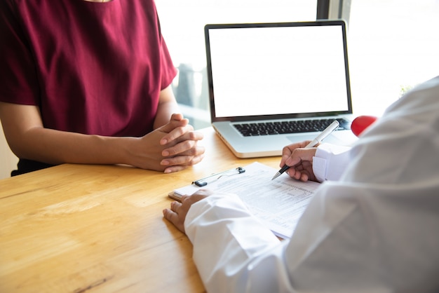 O médico está discutindo com o paciente após um exame físico dos resultados e diretrizes de tratamento.