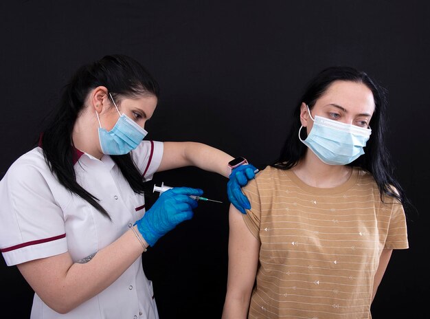 Foto o médico está vacinando contra o vírus corona para prevenir o surto do vírus corona