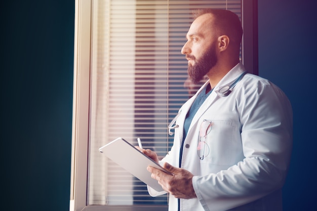 Foto o médico examina as informações e prescreve uma receita online com tecnologia moderna. conceito de saúde