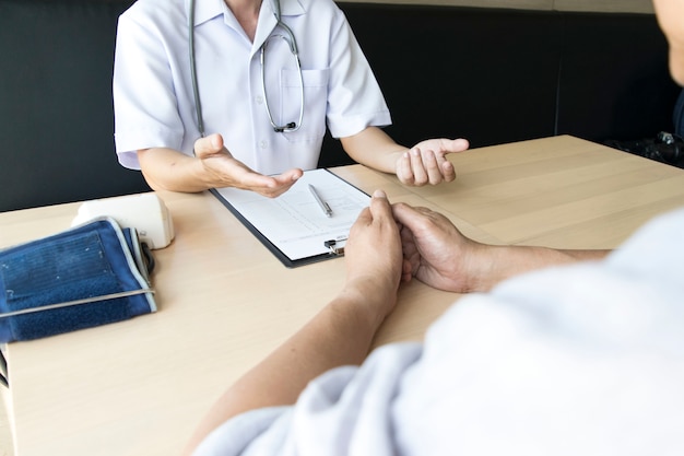 O médico explicou como cuidar da saúde dos pacientes com pressão alta.