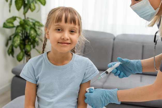 O médico faz uma vacinação infantil.