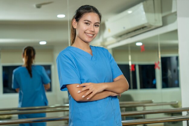 Foto o médico ficou com os braços cruzados de maneira confiante