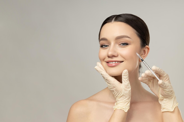 Foto o médico injecta botox a uma rapariga.